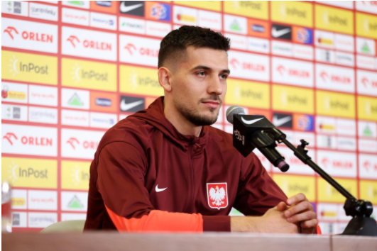 Tiền vệ người Ba Lan Model và Marchuk xuất hiện trong buổi họp báo đội tuyển quốc gia và thảo luận về triển vọng đá play-off cúp châu Âu缩略图